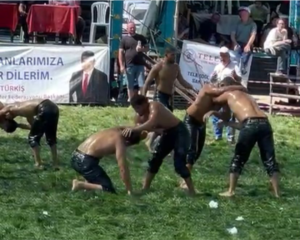 25 YIL ARANIN ARDINDAN YENİDEN BAŞLATILAN KARAADİLLİ YAĞLI GÜREŞLERİNDE BAŞPEHLİVANLIĞI ORHAN OKULU KAZANDI