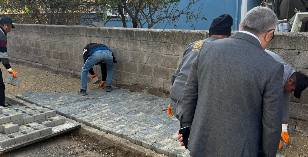 BAŞKAN ÖZAŞKIN, KALDIRIM ÇALIŞMALARINI YERİNDE İNCELEDİ