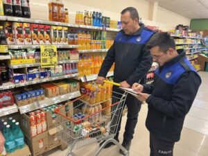 Şuhut Belediyesi Zabıta Müdürlüğü ekipleri, ilçe genelinde faaliyet gösteren zincir marketlerde gerçekleştirdiği denetimlerle hijyen, fiyat etiketi ve son kullanma tarihi kontrollerini mercek altına aldı. Yapılan incelemelerde olumsuzluğa rastlanmadı.