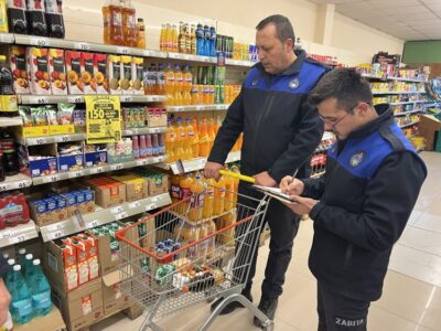 Şuhut Belediyesi Zabıta Müdürlüğü ekipleri, ilçe genelinde faaliyet gösteren zincir marketlerde gerçekleştirdiği denetimlerle hijyen, fiyat etiketi ve son kullanma tarihi kontrollerini mercek altına aldı. Yapılan incelemelerde olumsuzluğa rastlanmadı.