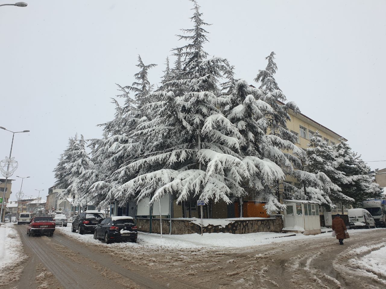 ŞUHUT’TA KAR YAĞIŞI VE SOĞUK HAVA ETKİLİ OLDU