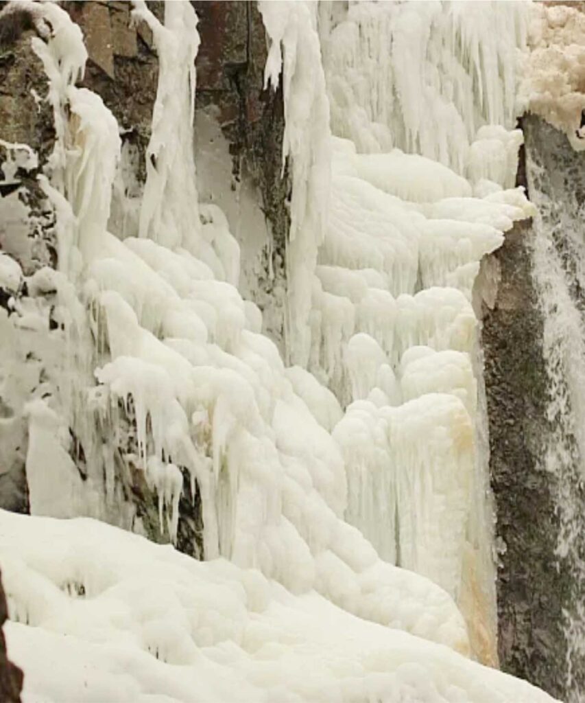 Şuhut’ta Soğuk Havanın Sanat Eseri: Donan Şelale ve Göller Büyüledi