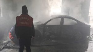 İsalı Köyü’nde Park Halindeki Araç Alevlere Teslim Oldu:İtfaiye Ekipleri Zamanında Müdahale Etti