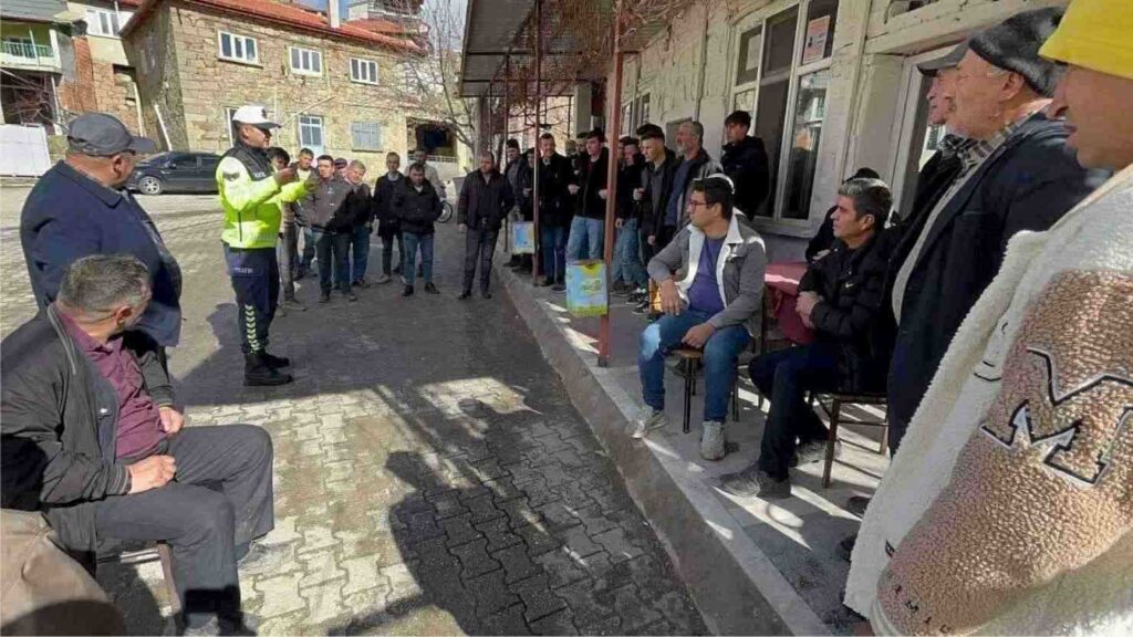 AFYONKARAHİSAR JANDARMASI ŞUHUT DAHİL 6 İLÇEDE TRAFİK BİLGİLENDİRMESİ YAPTI