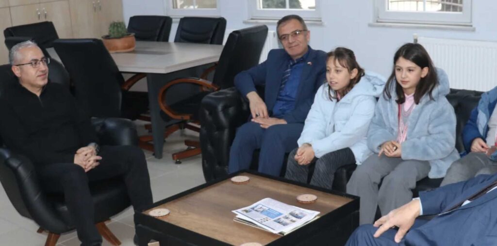 Şuhutlu Minik Yüzücülerden Şuhut İlçe Milli Eğitim Müdürlüğü’ne Ziyaret