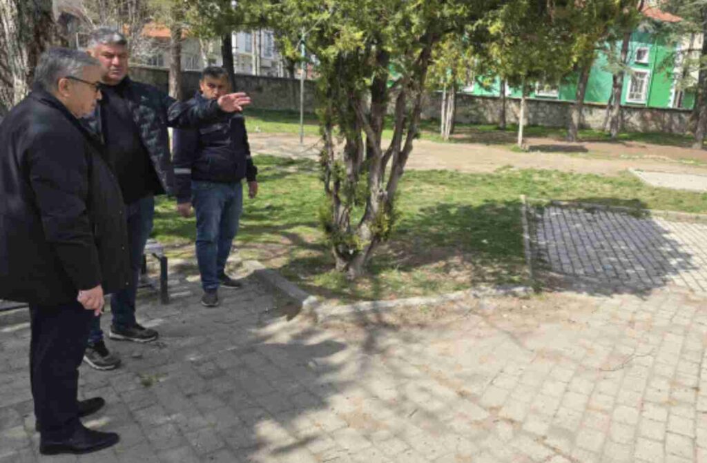 Şuhut Belediye Başkanı Muhittin Özaşkın, Nazım Özer Parkı’nda İnceleme Yaptı