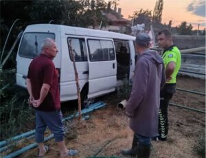 Şuhut’ta Bahçeye Giren Minibüs Alev Aldı: Ev Sahipleri Hortumla Müdahale Etti