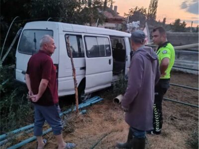 Şuhut’ta Bahçeye Giren Minibüs Alev Aldı: Ev Sahipleri Hortumla Müdahale Etti