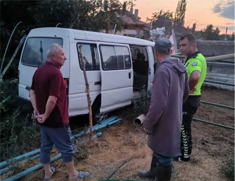 Şuhut’ta Bahçeye Giren Minibüs Alev Aldı: Ev Sahipleri Hortumla Müdahale Etti