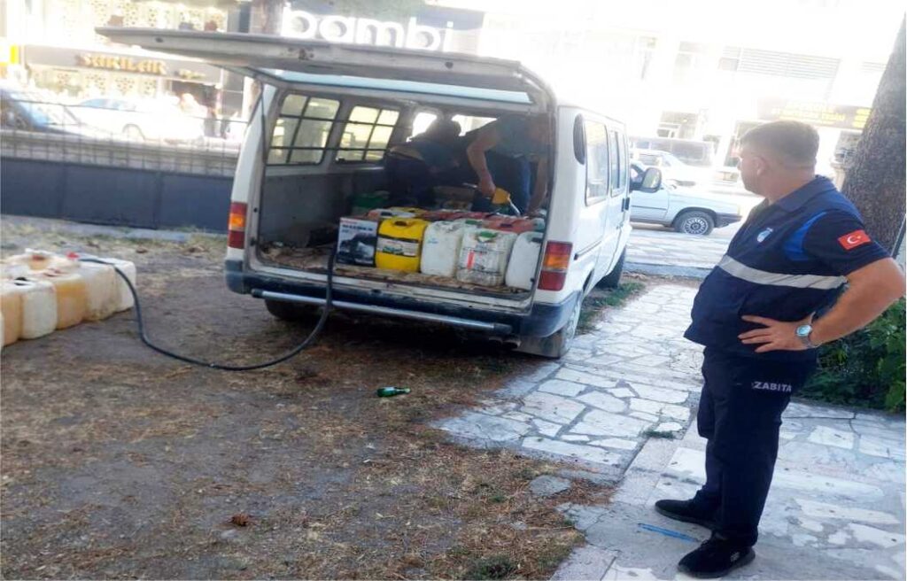 ŞUHUT’TA OKULUN YANI BAŞINDAKİ AKARYAKIT SATIŞI VELİLERİ ENDİŞELENDİRİYOR