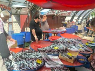 ŞUHUT’TA BALIK SEZONU BAŞLADI: TEZGAHLAR HAREKETLENDİ, FİYATLAR DİKKAT ÇEKTİ